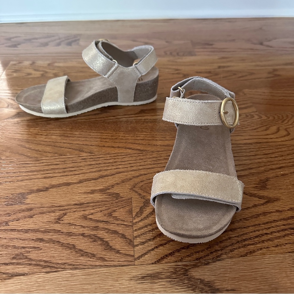 NWOT Munro Sintra Wedge Beige Strappy Sandals with Buckle Sz 6M